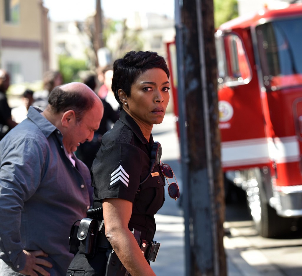 Le lieutenant Athena Grant (Angela Bassett) travaille pour la LAPD en solo.
