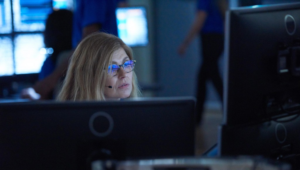 Abby Clark (Connie Britton) travaille comme opératrice au centre d'appels du 911.