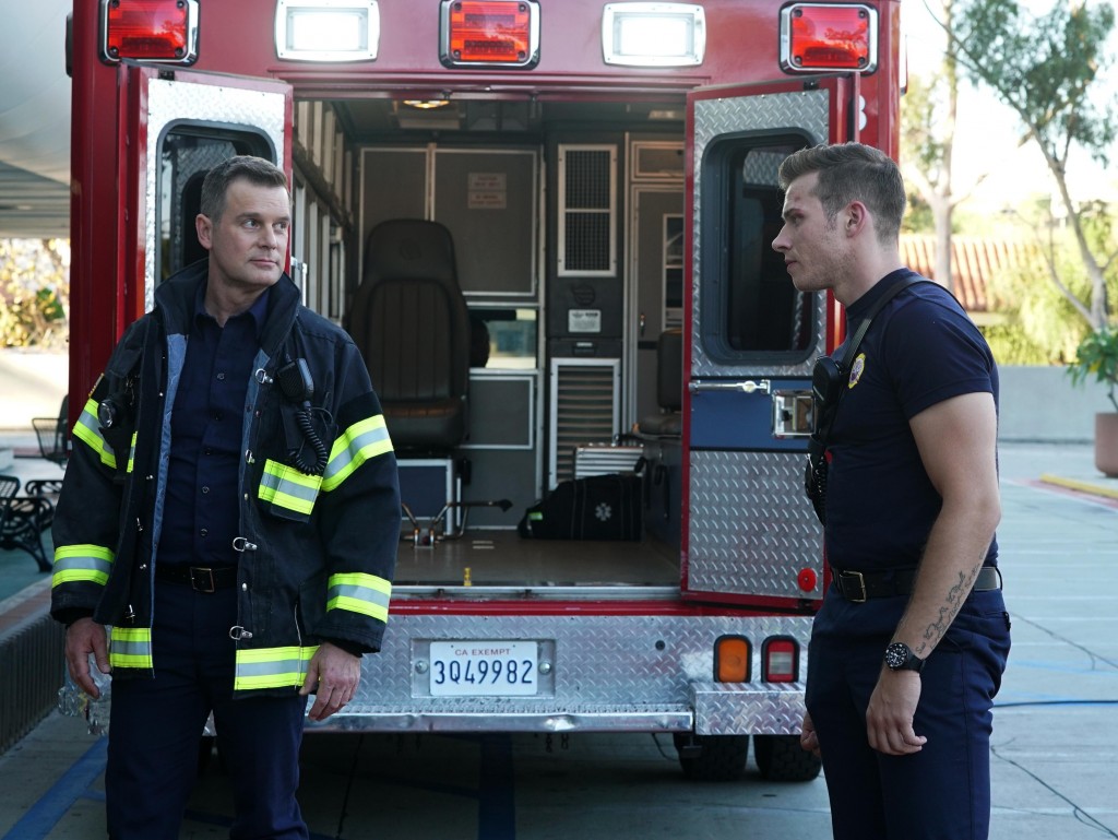 Le capitaine Bobby Nash (Peter Krause) et son jeune collègue, le pompier Evan Buckley (Oliver Stark).