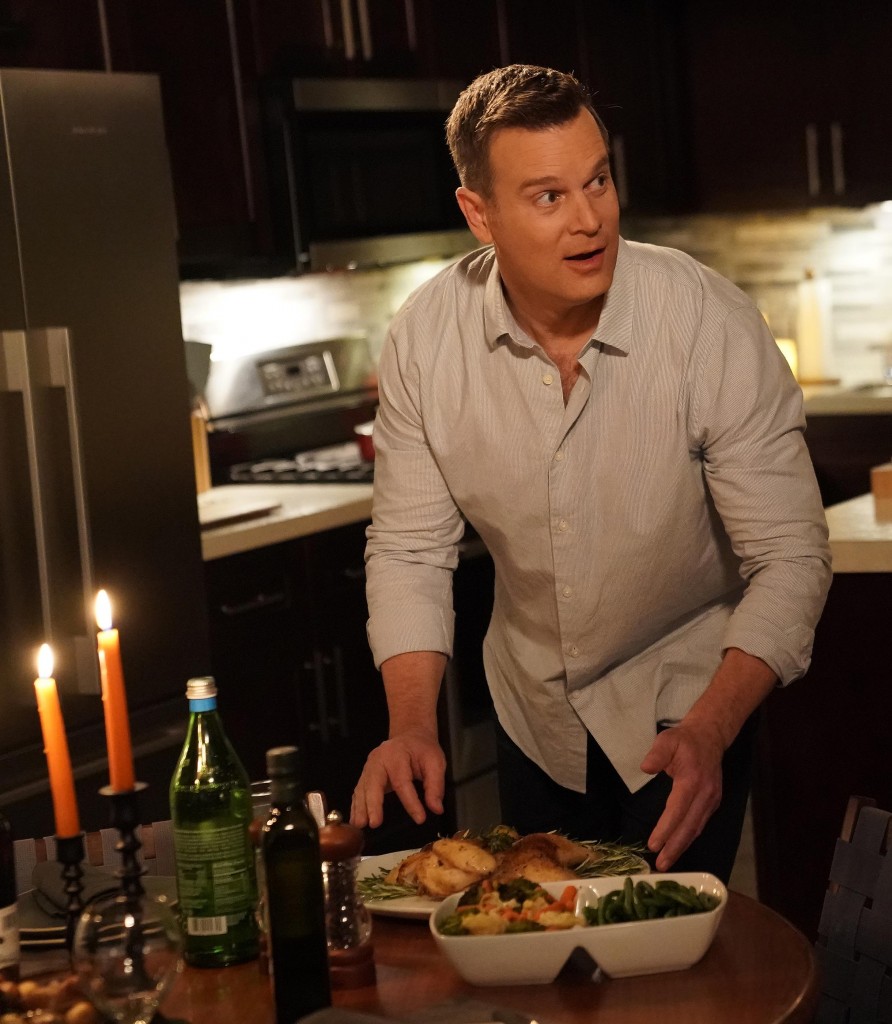 Bobby Nash (Peter Krause) met les petits plats dans les grands et prépare un dîner surprise à  Athena Grant.