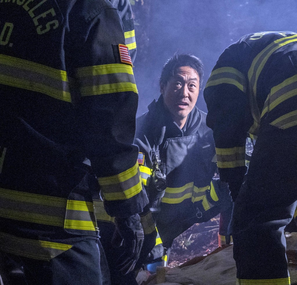 Le pompier et auxiliaire médical de la 118, Howie Han (Kenneth Choi) est sur les lieux d'une intervention.