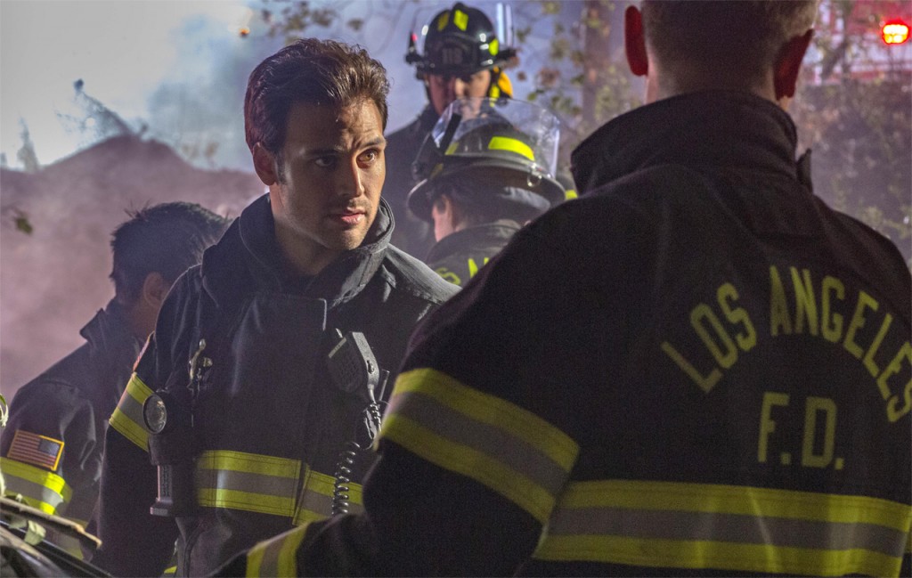 Sur les lieux d'une délicate intervention, le nouveau pompier de la caserne 118 de Los Angeles, Eddie Diaz (Ryan Guzman) intervient sur le terrain avec le capitaine.