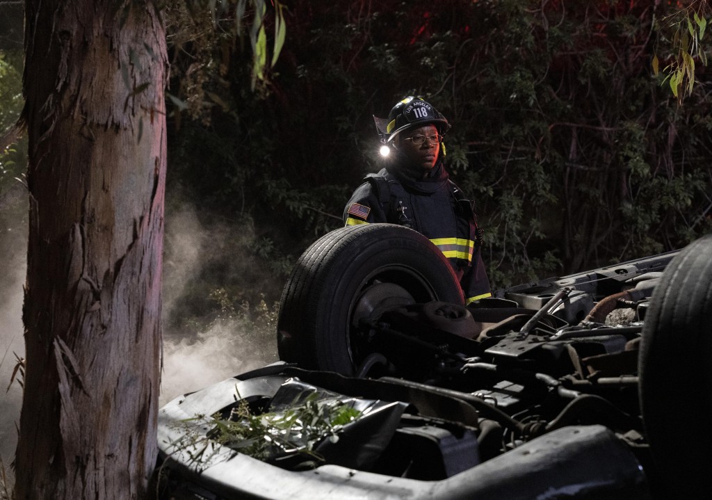 Après une carrière dans un autre domaine, Hen Wilson (Aisha Hinds) a décidé de devenir pompier et a rejoint la caserne de la 118.