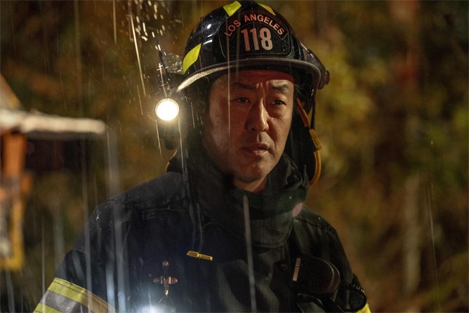 En pleine intervention, Howie Han, dit Chimney (Kenneth Choi) semble totalement perdu et choqué sous une pluie abondante.