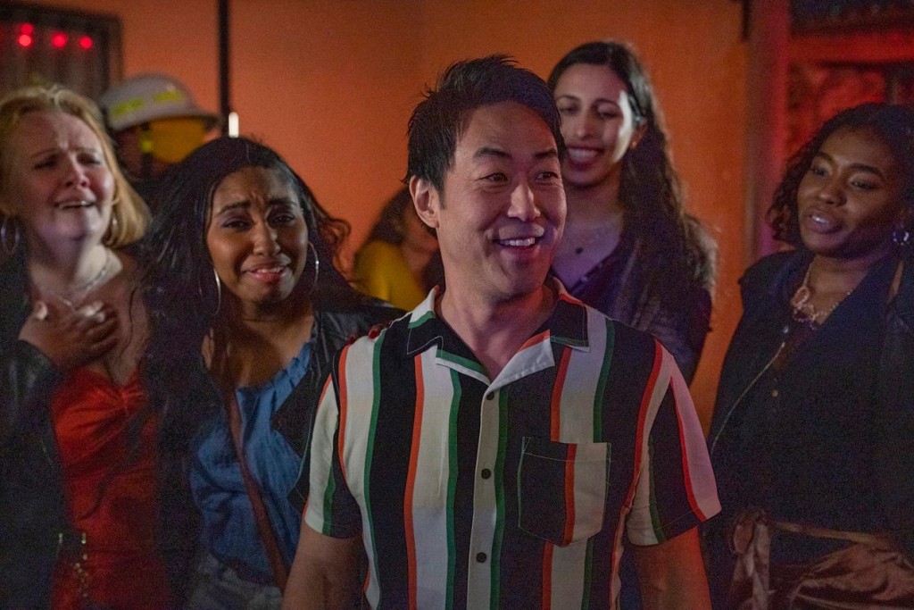Chimney (Kenneth Choi), dit Howie Han, entourré de femmes a le sourire.