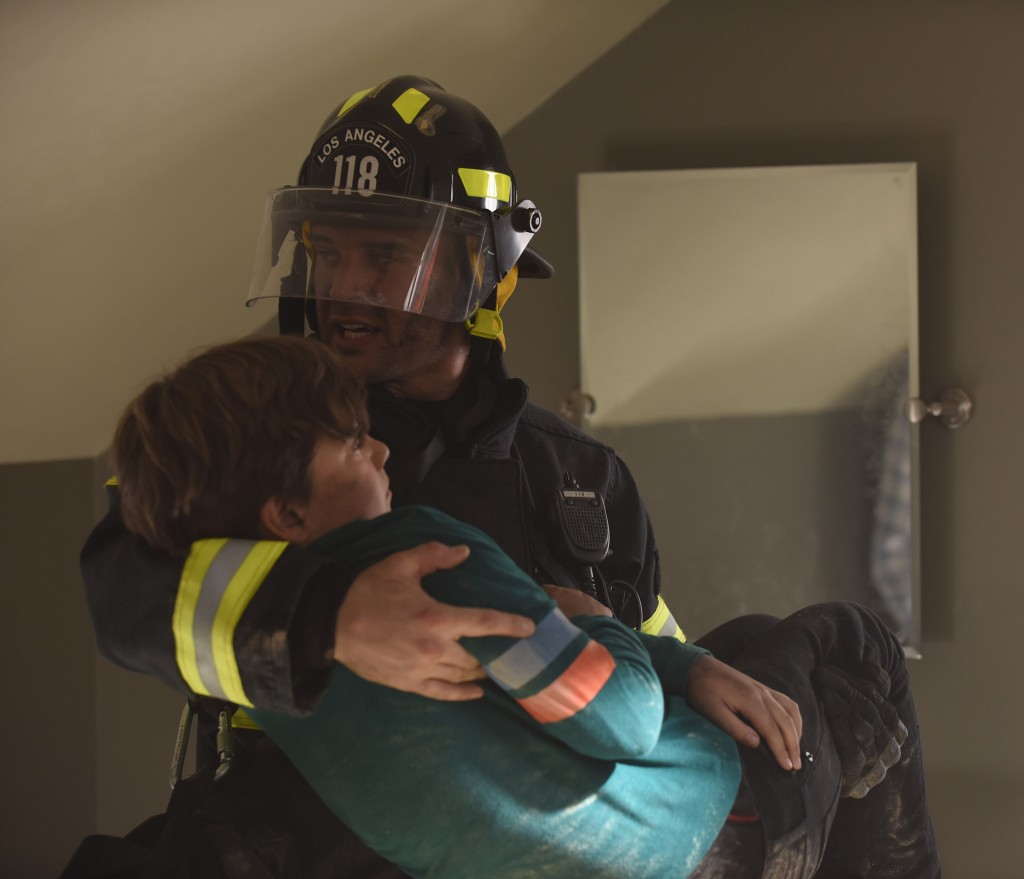 Le pompier Eddie Diaz (Ryan Guzman) intervient afin de sauver un jeune enfant alors que la maison familiale est en train de prendre feu.