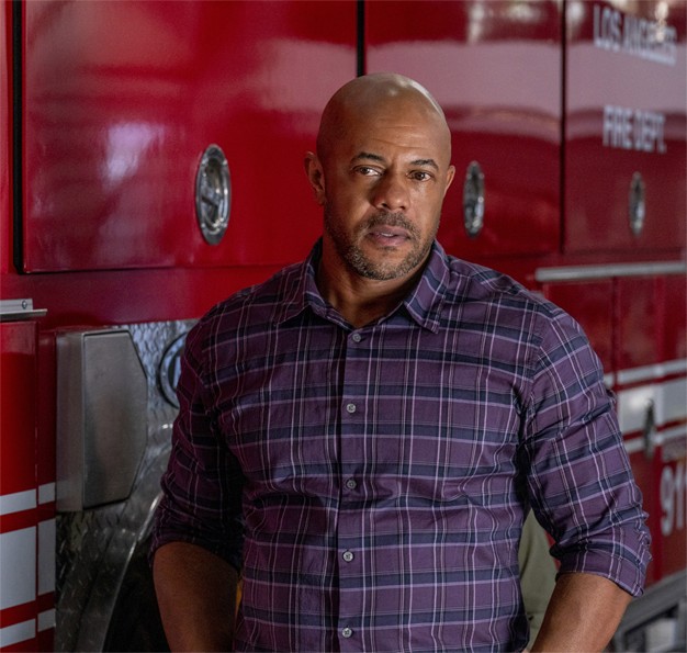 Michael Grant (Rockmond Dunbar), l'ex-mari d'Athena Grant (Angela Bassett) pose devant le camion de la 118.