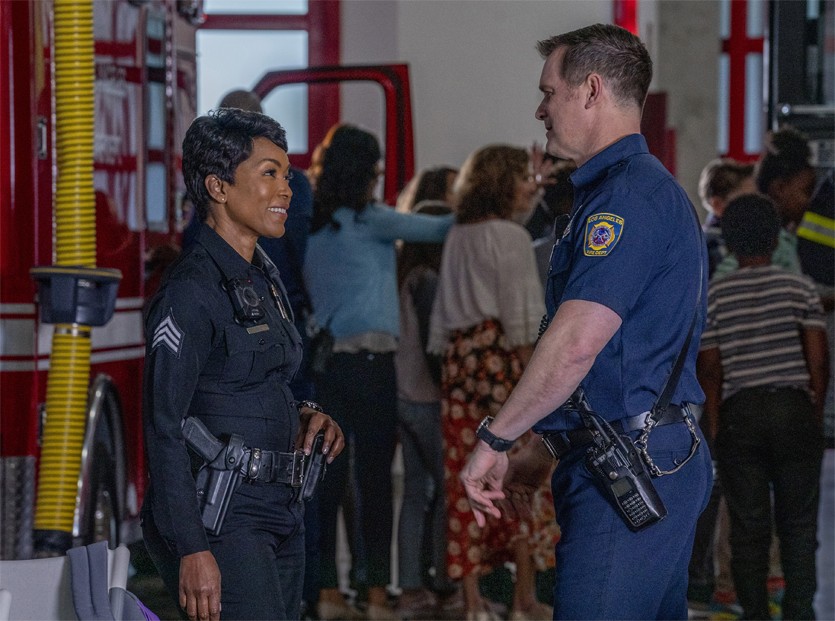 L'officier Grant (Angela Bassett) de la police de Los Angeles discute avec son époux, le pompier Bobby Nash (Peter Krause).