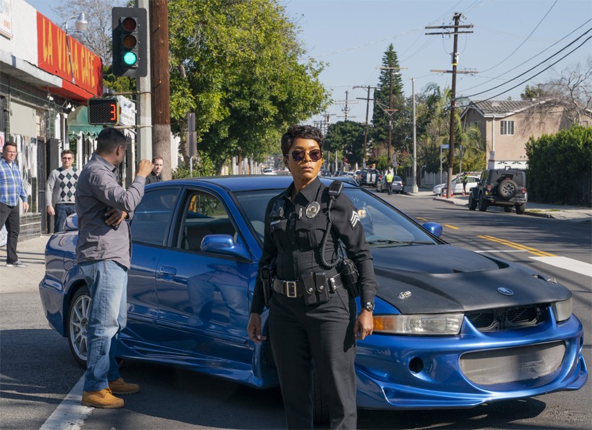 Athena qui est lieutenant pour la police de LA, la LAPD, gère une situation délicate en pleine rue de la ville.