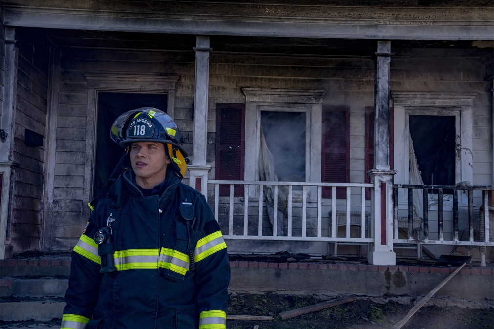 Evan Buckley (Oliver Stark) est devant les lieux d'une maison qui a été brûlée à la suite d'un accident sur lequel il a travaillé avec sa caserne.