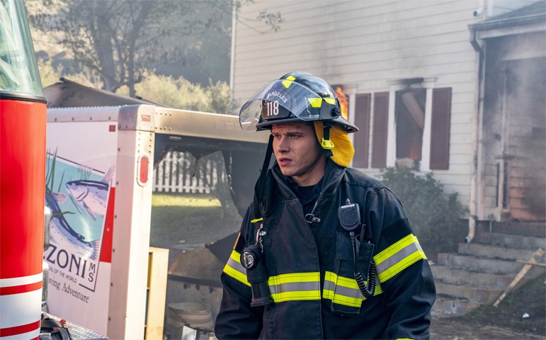 Le jeune pompier Oliver Stark a le regard vite à la suite de l'incendie qui a failli causer la mort d'un jeune enfant coincé dedans.