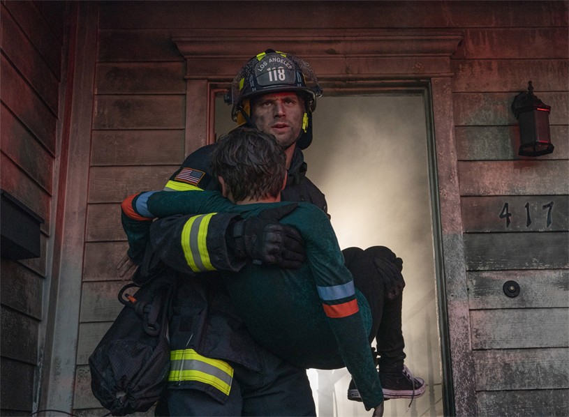 Le pompier Eddie Diaz (Ryan Guman) est parvenu à sortir l'enfant de la maison en feu avant qu'il ne décède à cause de la fumée de l'incendie.