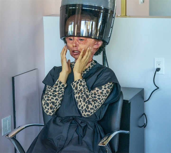 Dans un salon de coiffure, une client semble avoir vécu une aventure désastreuse dont les conséquences ont été douloureuses.