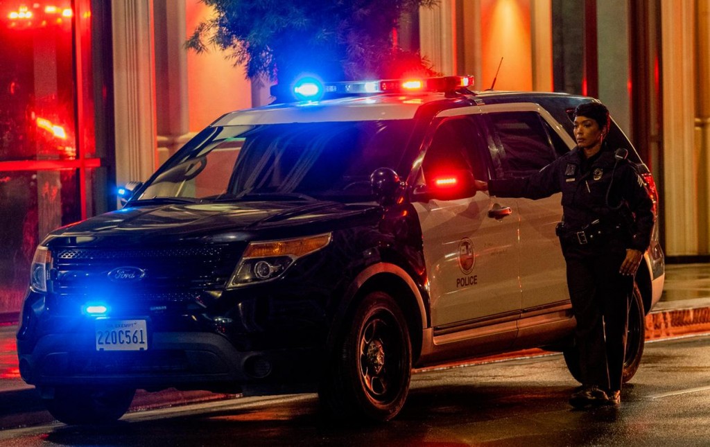 Athena Grant qui bosse pour la LAPD (Angela Bassett) arrive sur les lieux dans sa voiture de fonction afin de calmer la situation.