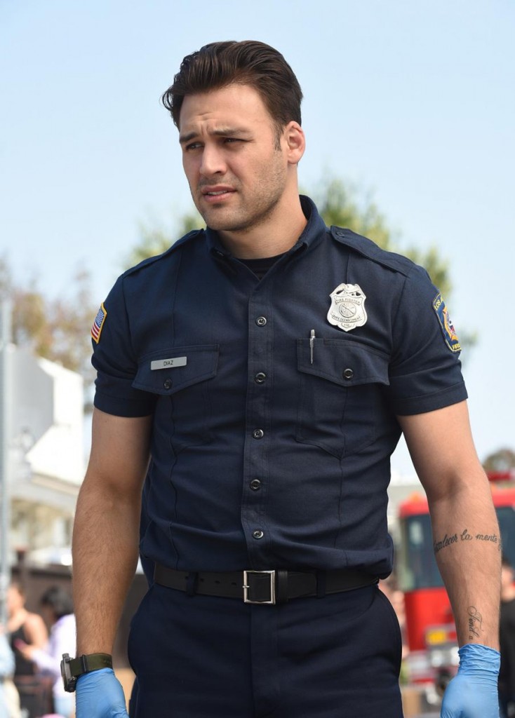 Eddie (Ryan Guzman) est dans sa tenue de pompier.