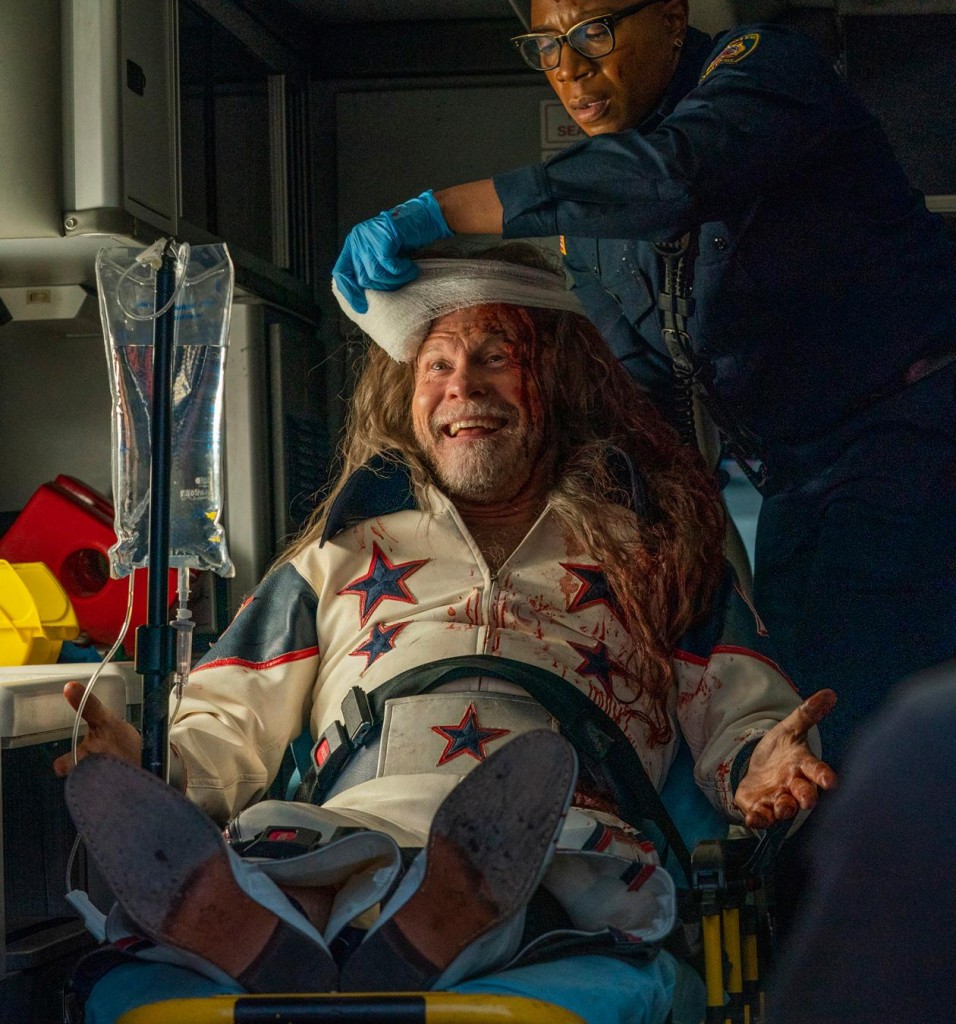 Dans l'ambulance, un petit homme est soigné par Hen.