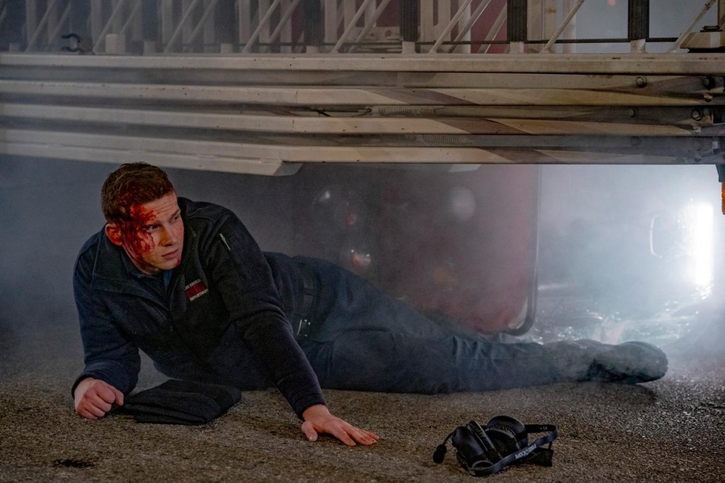 Evan Buckley (Oliver Stark) tente de sortir de là mais le poids du camion l'empêche de bouger la jambe.