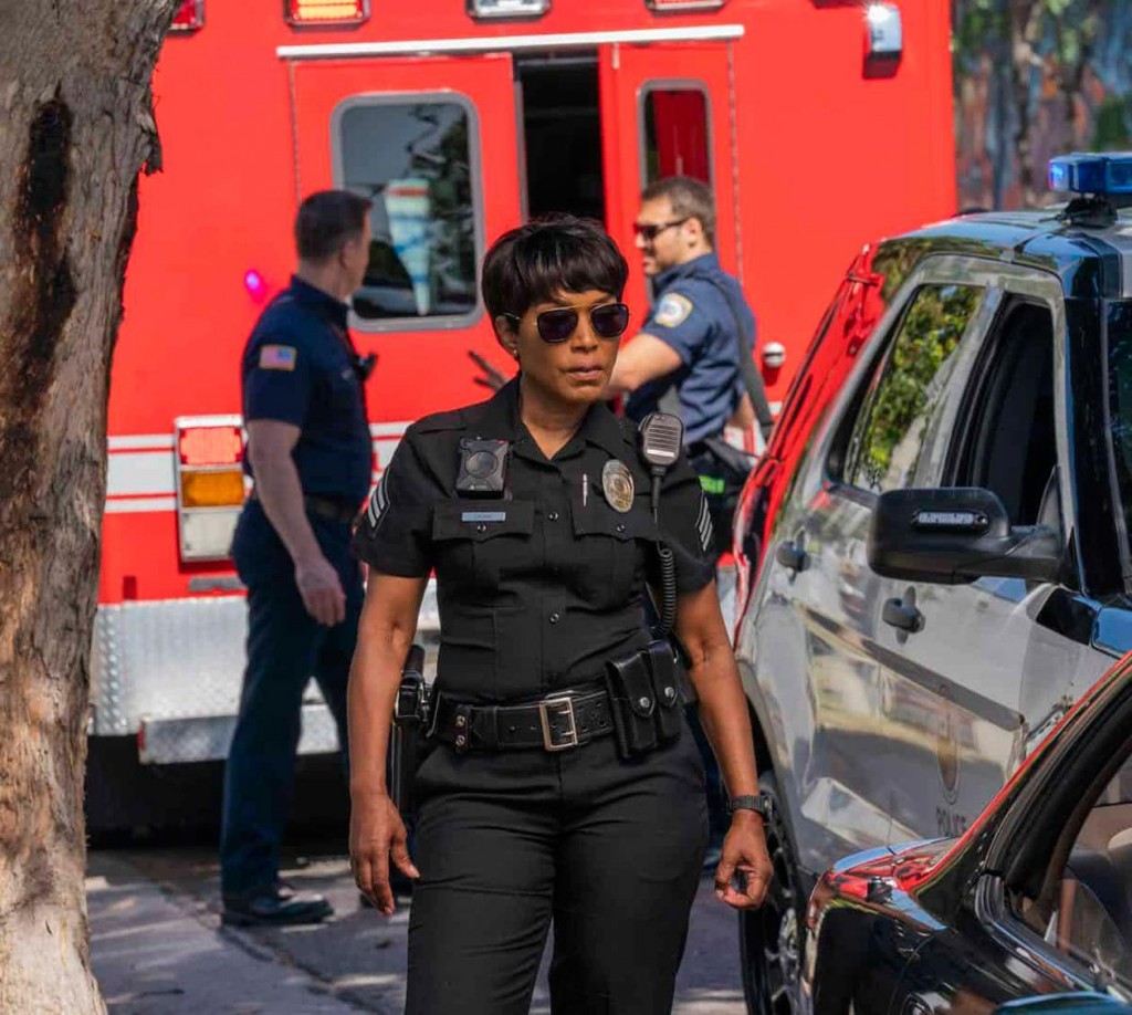 Athena est sur les lieux d'un accident accompagnée des pompiers de la 118 de LA.