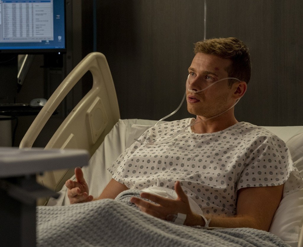 Buck (Oliver Stark) est assis sur un lit d’hôpital après son accident de camion.
