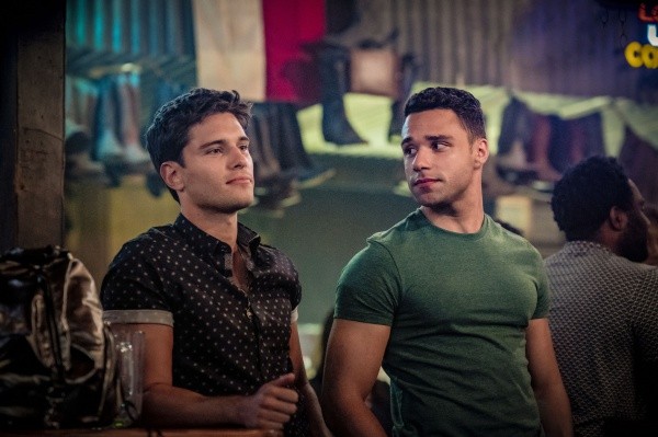 Carlos Reyes (Rafael Silva) et Tyler Kennedy dit T.K. (Ronen Rubinstein) flirtent tous les deux dans un bar quelques jours seulement après leur première rencontre.