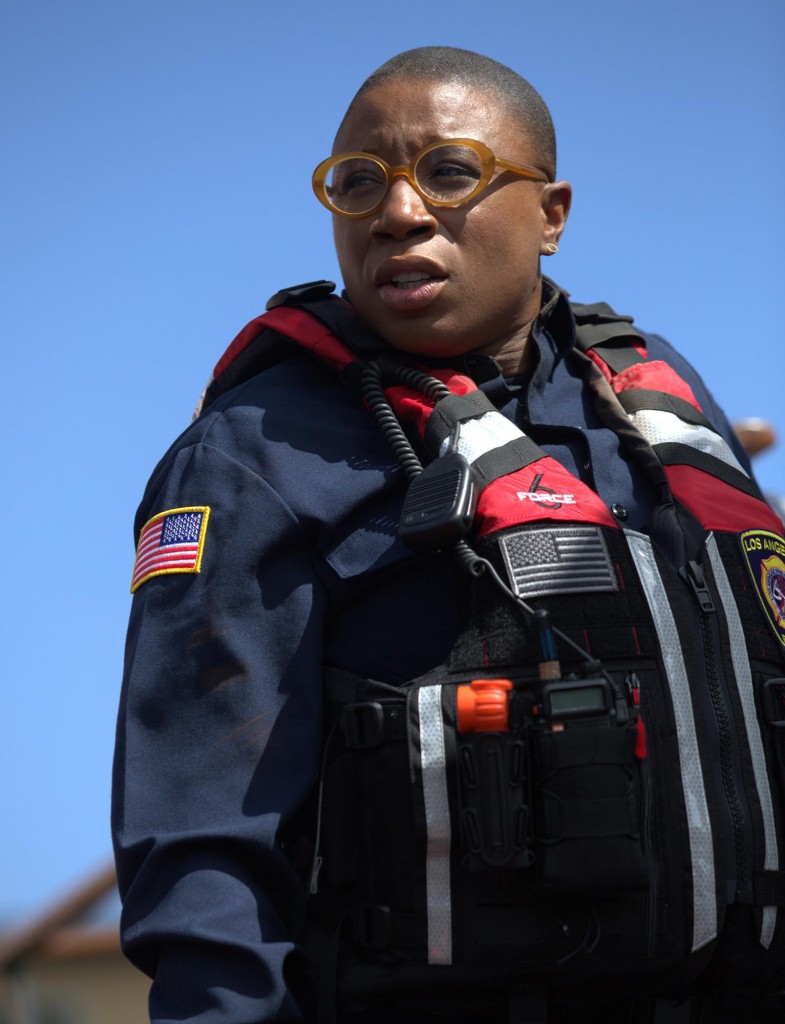 Le pompier Wilson (Aisha Hinds) est sur un radeau.