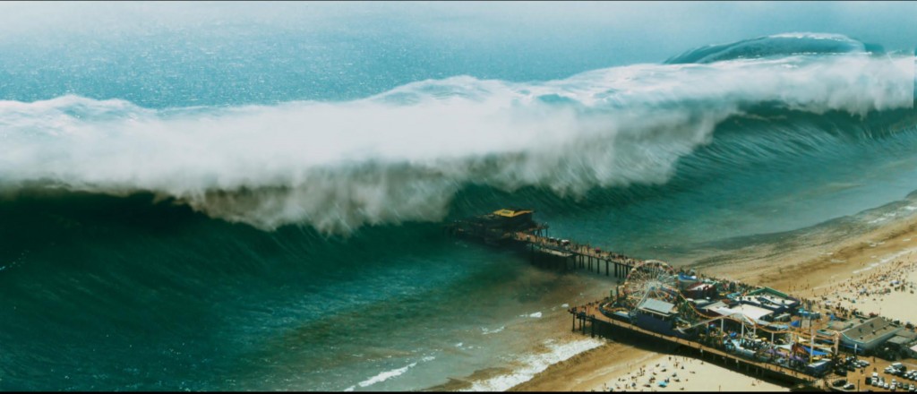 Un énorme tsunami arrive à grand pas sur la jetée de Santa Monica. Les personnes présentes tentent par tous les moyens de fuir et courent dans tous les sens.