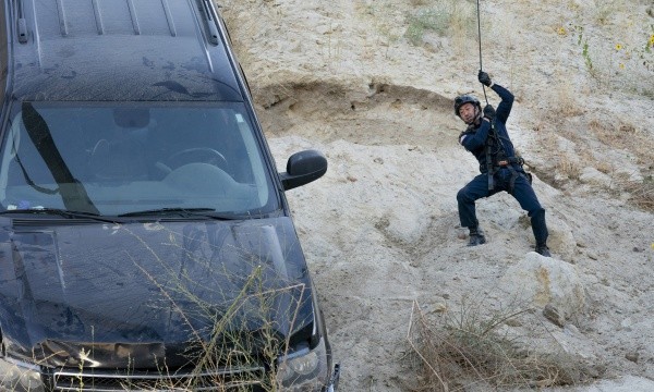 Chimney (Kenneth Choi), Howie Han, descend en rappel pour sauver la vie de jeunes enfants coincés dans une voiture sous le point de céder dans le vide.