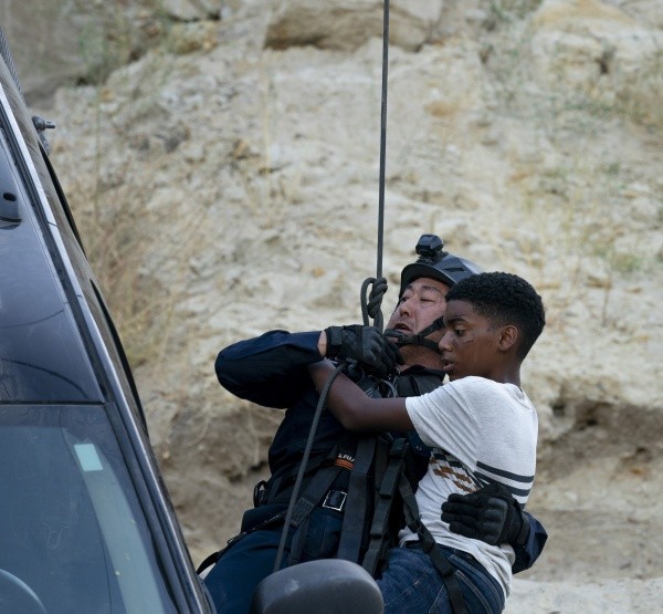 Chimney (Kenneth Choi) est parvenue à sauver un des jeunes enfants qui était coincé dans la voiture.