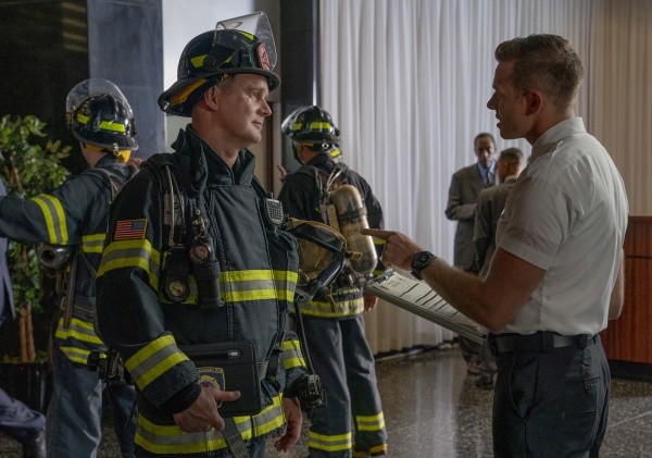 Durant son congé de travail, Evan Buckley dit Buck (Oliver Stark) agit devant Bobby (Peter Krause) comme commisaire aux incendies.
