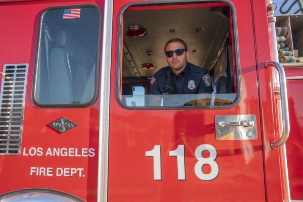Le pompier Eddie Diaz (Ryan Guzman) attend dans le camion des pompiers de la caserne 118 de Los Angeles, où il attend le lancement de l'intervention des collègues.