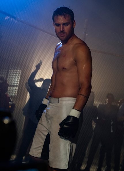 Eddie Diaz (Ryan Guzman) se prépare pour un combat.