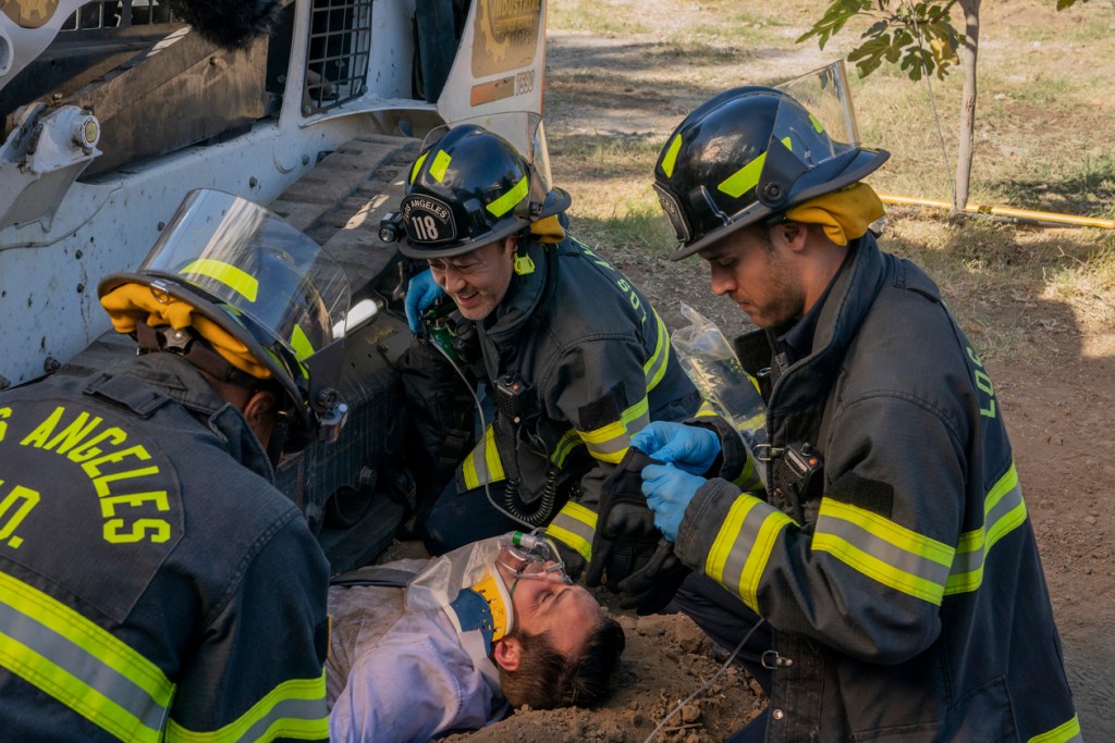 L'équipe de la 126 est aux côtés de l'homme coincé sous l'engin de chantier. Les pompiers Diaz, Wilson et Han essayent de le soigner.