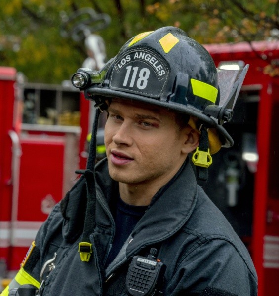 Evan Buckley (Oliver Stark) est pompier à la caserne 118.