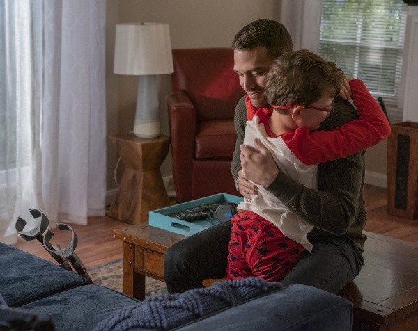 Eddie Diaz (Ryan Guzman) prend dans ses bras son jeune fils, Christopher Diaz.