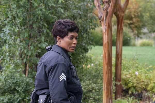Le lt. Athena Grant (Angela Bassett) est en train de jeter un oeil pour en découvrir davantage sur les lieux.