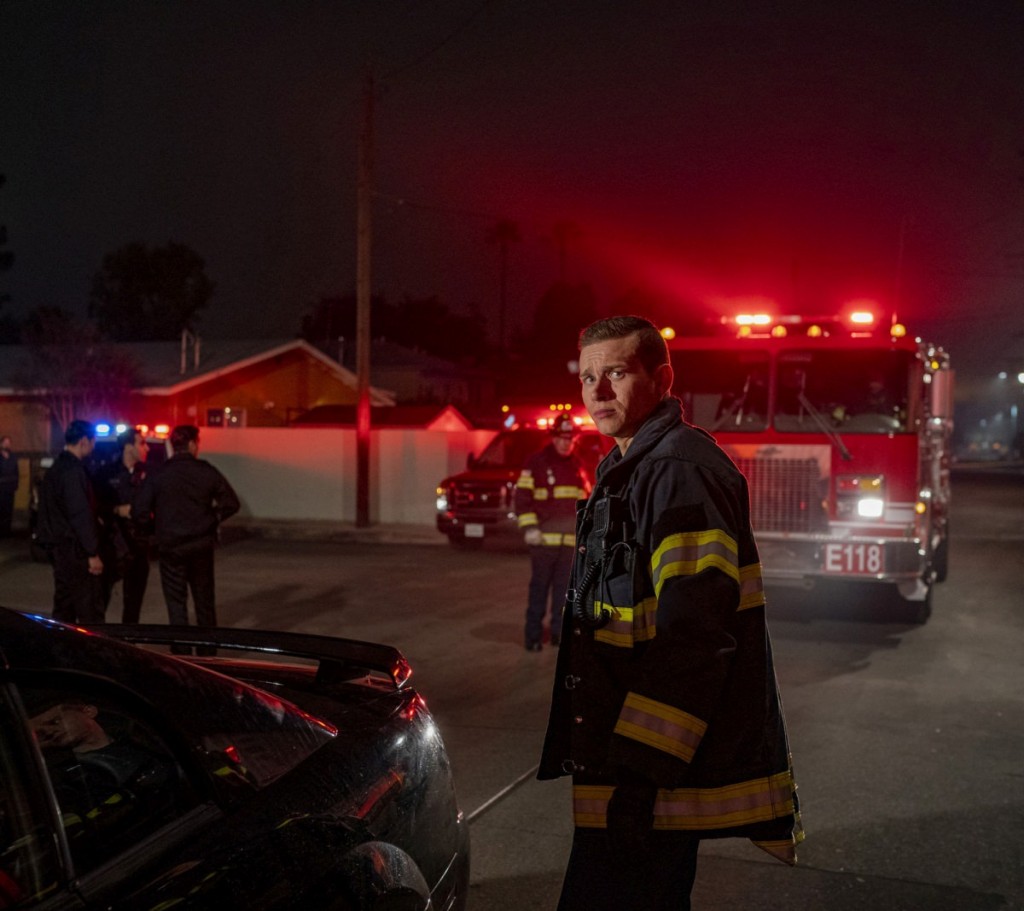 Buck (Oliver Stark) est devant les lieux d'un accident où les pompiers se sont rendus.