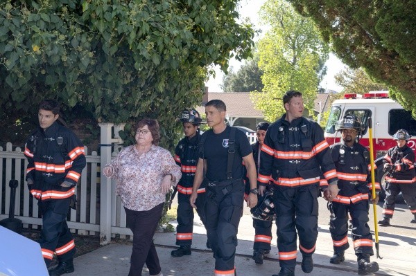 Une femme a appelé les secours, les pompiers de la 126 d'Austin, au Texas, se rendent accompagnés de leur capitaine, Strand (Rob Lowe) sur place.