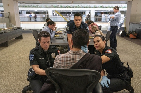 Le policier Carlos Reyes (Rafael Silva) et les collègues de Michelle Blake (Liv Tyler) interrogent et osculent les victimes d'un accident sur-venu dans leurs bureaux.