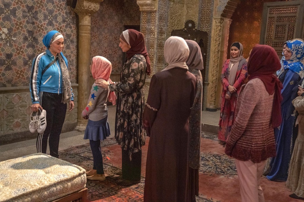 Marjan Marwani discute avec un groupe de femmes dans sa nouvelle mosquée.