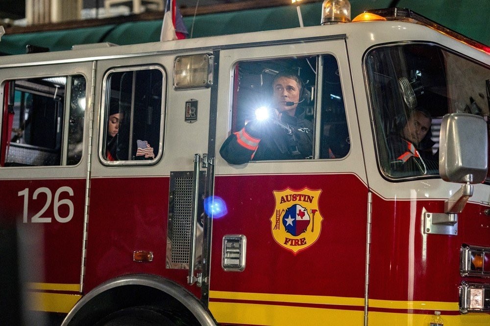 Owen Strand (Rob Lowe) fait des recherches à l'aide de ses pompiers de la 126