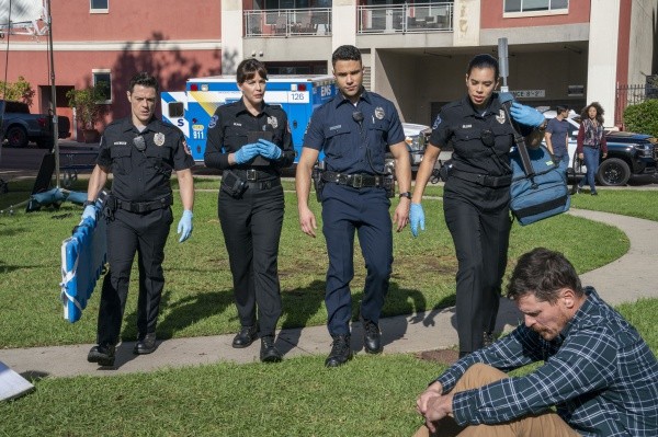 Les secours arrivent sur le slieux de l'accident avec Blake (Liv Tyler).