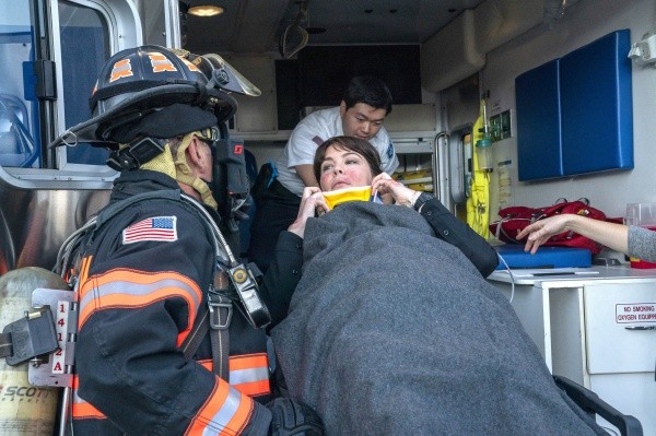 Michelle Blake (Liv Tyler) est dans l'ambulance après avoir été blessée accidentellement.