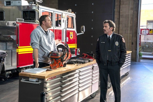 Judd Ryder discute avec la capitaine d'une caserne des pompiers avoisinante.