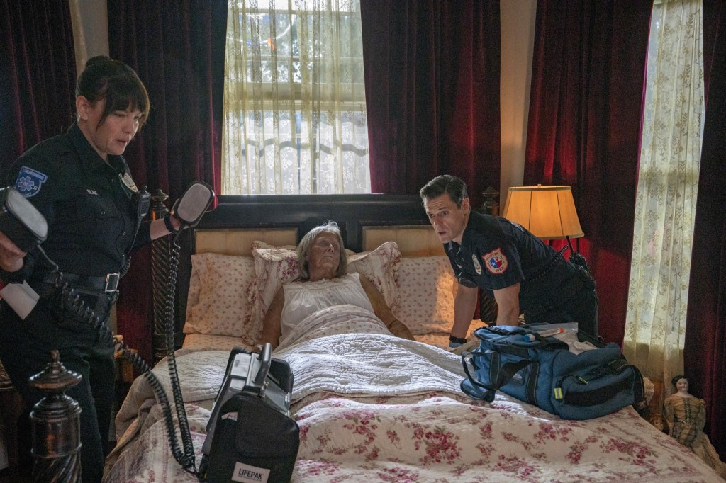Michelle Blake (Liv Tyler) et son collègue interviennent sur une femme, toutefois celle-ci semble déjà morte dans son lit depuis un petit moment désormais.