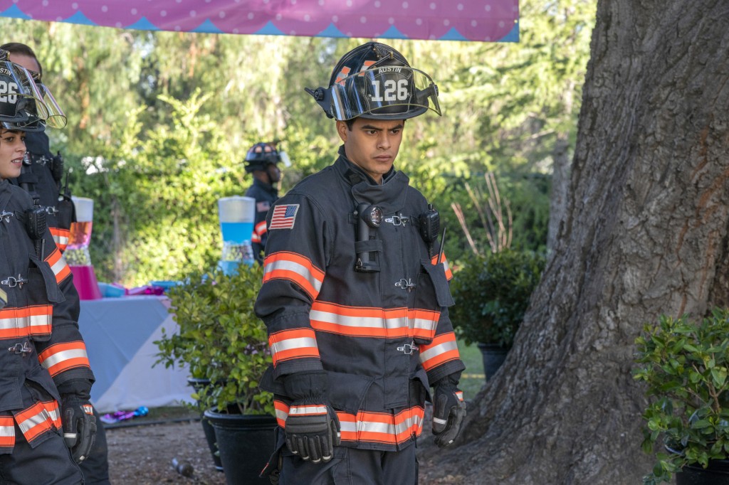 Mateo Chavez (Julian Works) est un jeune pompier au travail avec ses collègues.