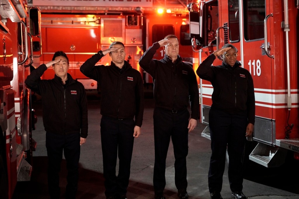 L'équipe de la caserne 118 composée des pompiers Howie Han (Kenneth Choi), Eddie Diaz (Ryan Guzman), Hen Wilson (Aisha Hinds) ainsi que le capitaine Nash font le salut militaire.