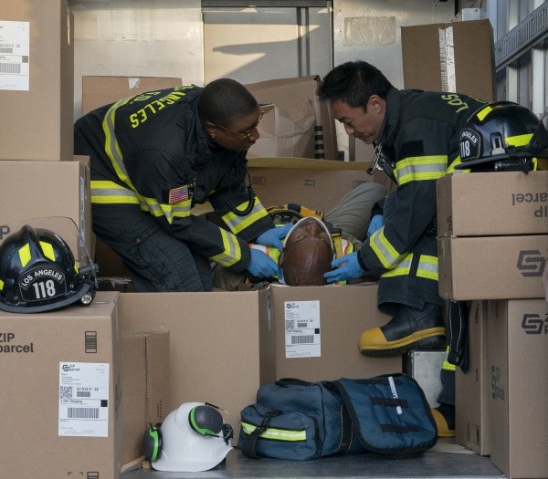 Les auxiliaires médicaux de la caserne 118, Hen Wilson (Aisha Hinds) et Howie Han, Chimney (Kenneth Choi) aident un homme blessé.