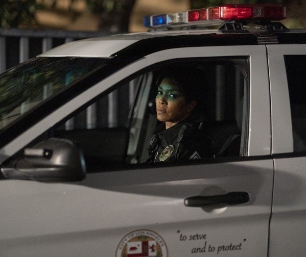 Dans sa voiture de patrouille, le lieutenant Athena Grant (Angela Bassett) surveille avant d'intervenir en plein milieu de la nuit.
