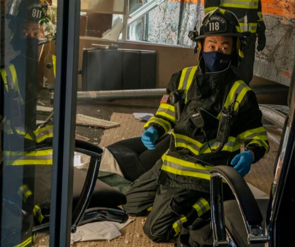 Chimney (Kenneth Choi) prêt à venir en aide aux victimes coincées dans le bus.
