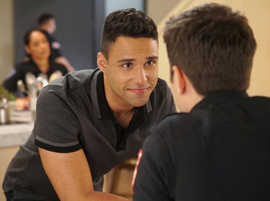 Carlos Reyes (Rafael Silva) et son petit-ami, TK Strand discutent ensemble.
